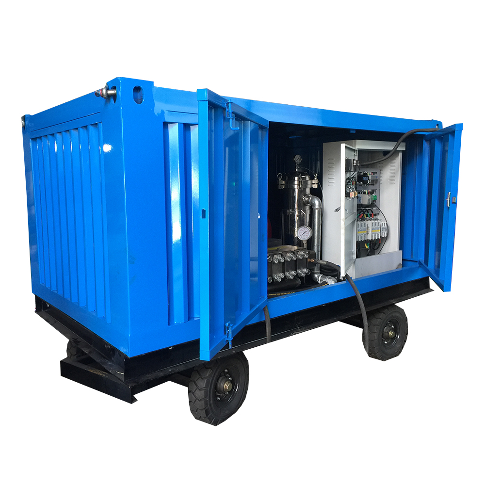 Briefly describe the application of high-pressure water pipeline cleaning equipment in the dredging and cleaning of municipal and industrial pipelines